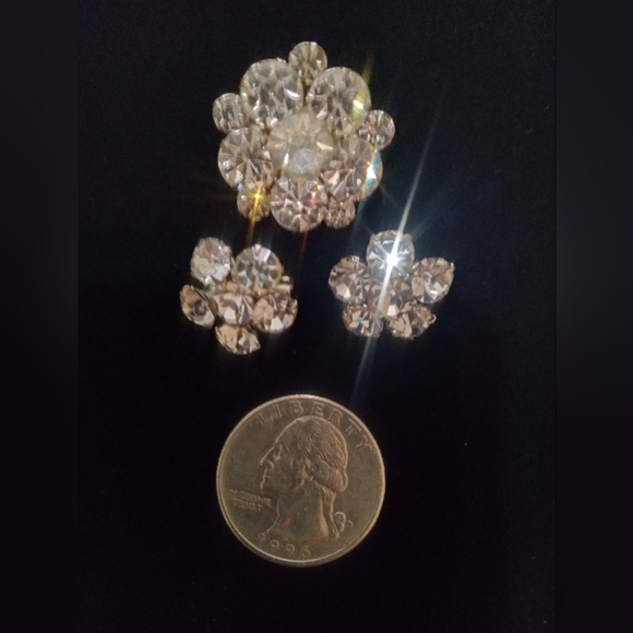 Lot Of 3 Rhinestone Scatter Pins Brooches Flower Shaped Mid-Century Sparkly Pins - Picture 3 of 4